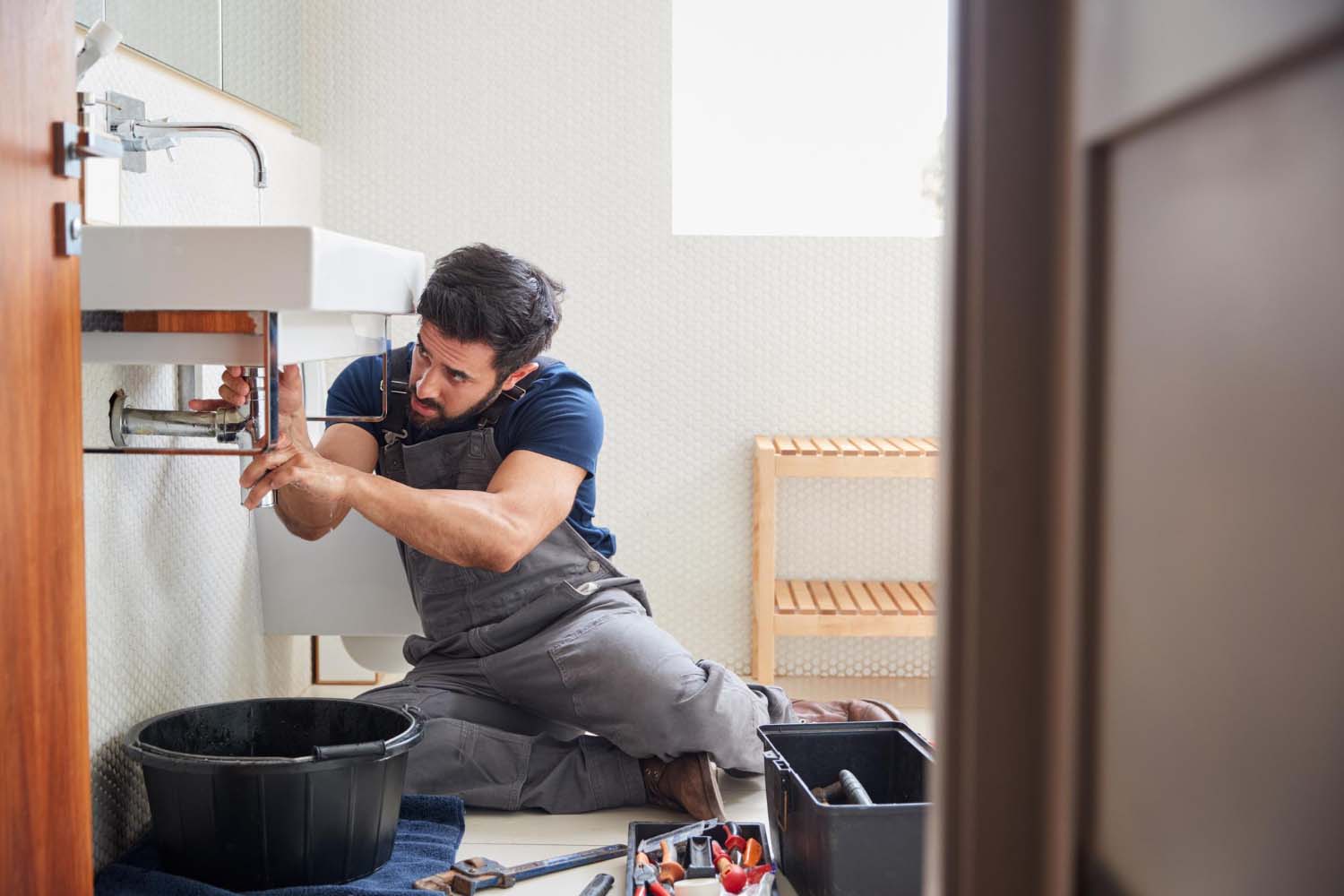 Lekkage aan badkamer wasbak in Rotterdam