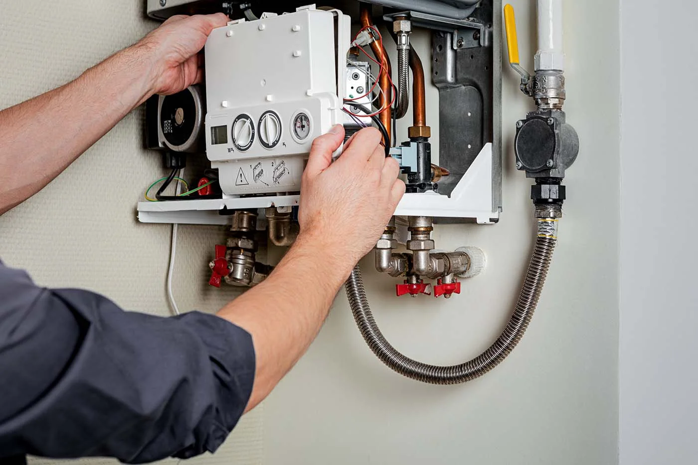 Loodgieter Rotterdam 24 die CV-ketel installatie controleert